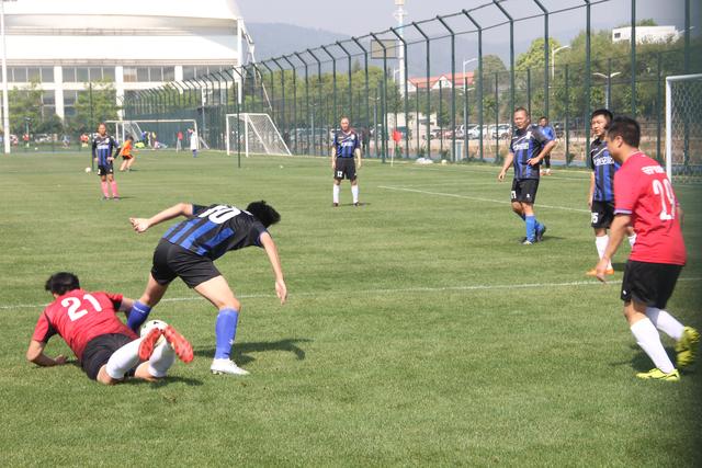 32岁内马尔沙特躺平 36岁莱万西甲拼命15场进17球